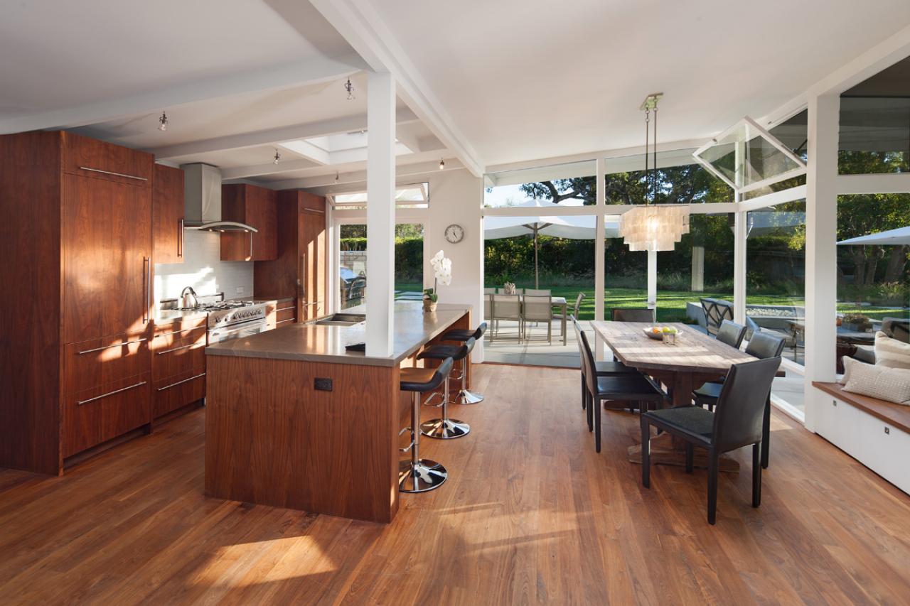Chọn sàn gỗ phòng bếp có cần quan tâm phong thủy?
