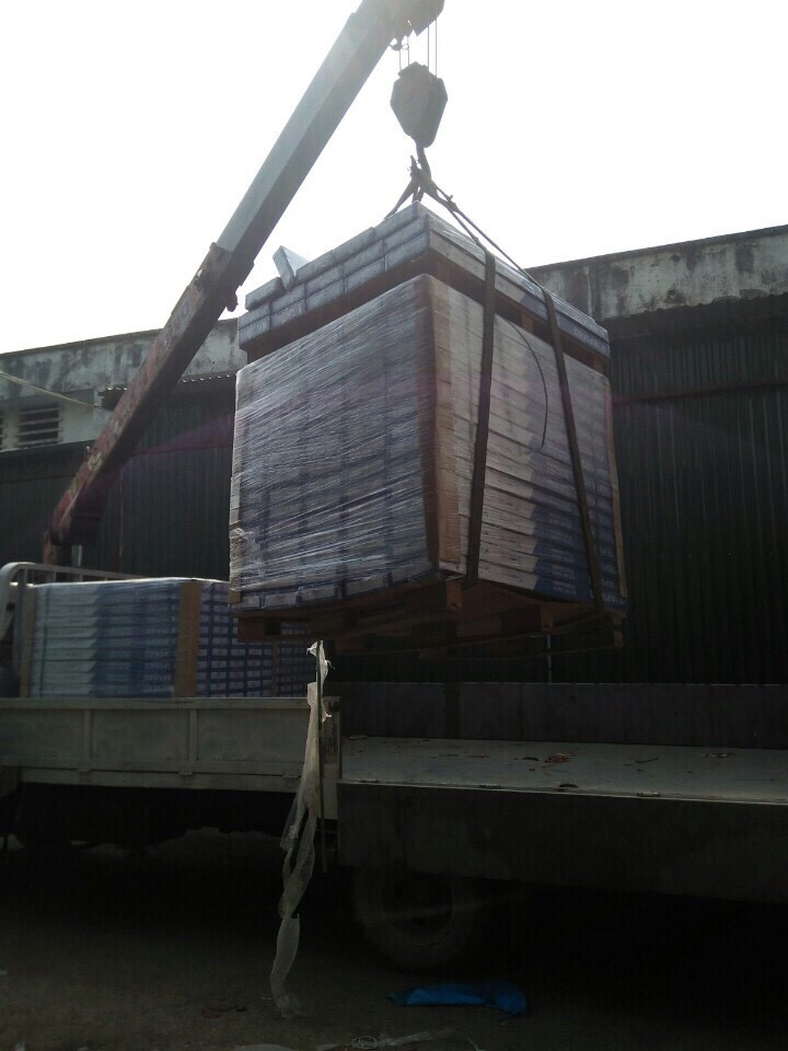 Sử dụng cần cẩu để vận chuyển sàn gỗ Masfloor lên xe tải trở đến khách hàng