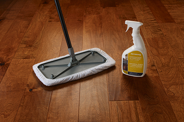 Vệ sinh sàn gỗ thường xuyên là cách để sàn gỗ luôn sáng bóng và khô thoáng