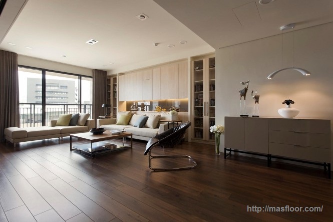 Sàn gỗ tone màu tối tạo cảm giác vững trãi hơn cho sàn nhà