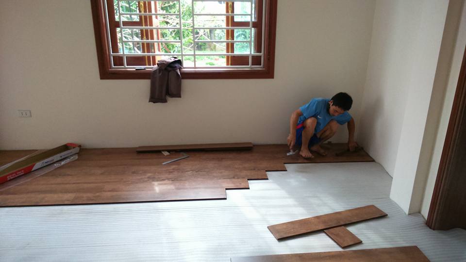 Lắp đặt sàn gỗ khi nhà đã lát sàn không quá khó khăn chỉ cần bạn chọn đội thợ thi công uy tín