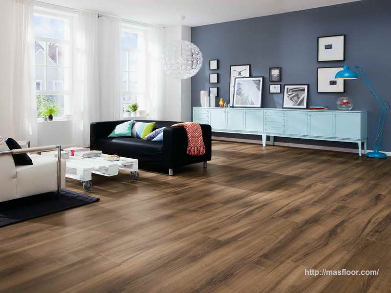 Những tính năng nổi bật của sàn gỗ như khả năng chịu nước, cách nhiệt tốt khiến sàn gỗ trở thành vật liệu vô cùng phù hợp cho mùa hè oi bức