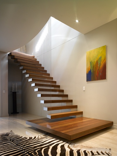 Sử dụng sàn gỗ lát cầu thang là ý tưởng độc đáo ngày càng được sử dụng phổ biến