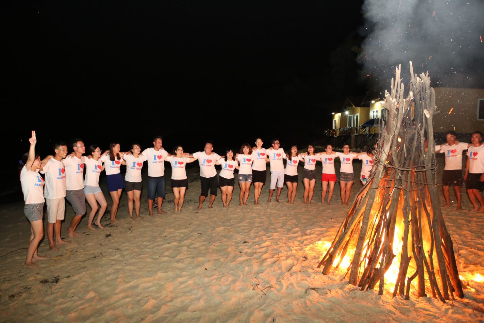 Các trò chơi team tại bãi biển quanh đống lửa