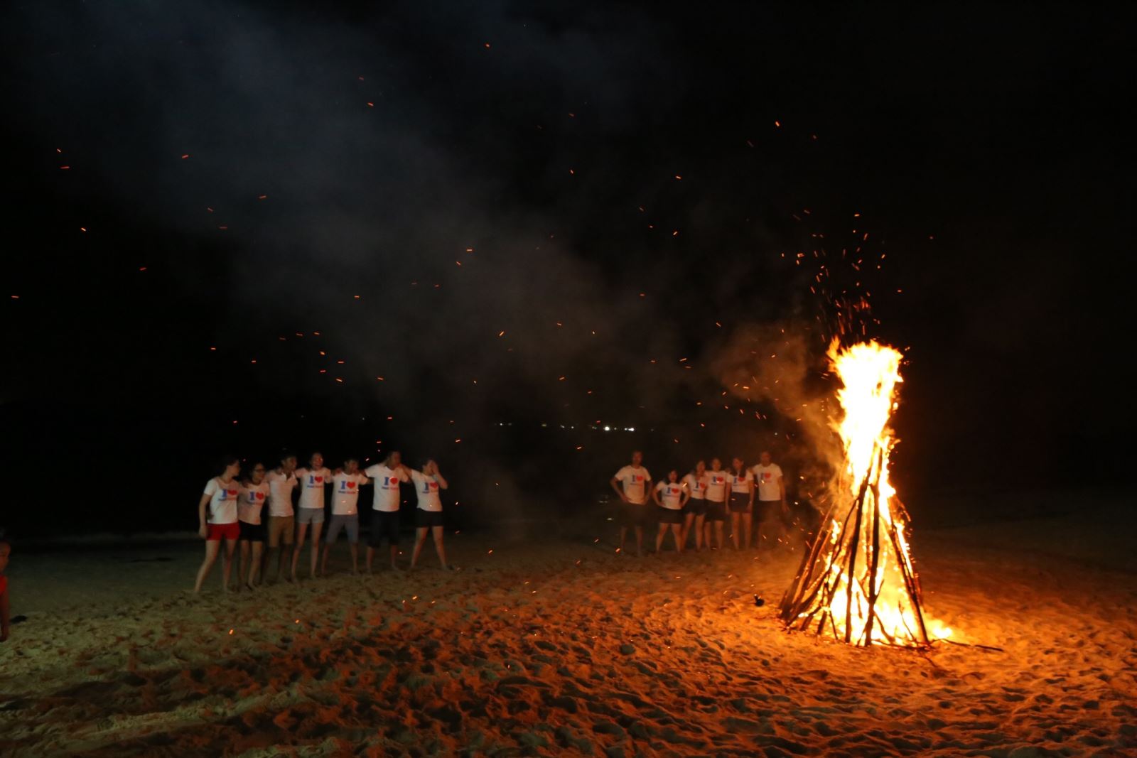 Đoàn Masfloor quanh đống lửa trại tại đảo Cô Tô