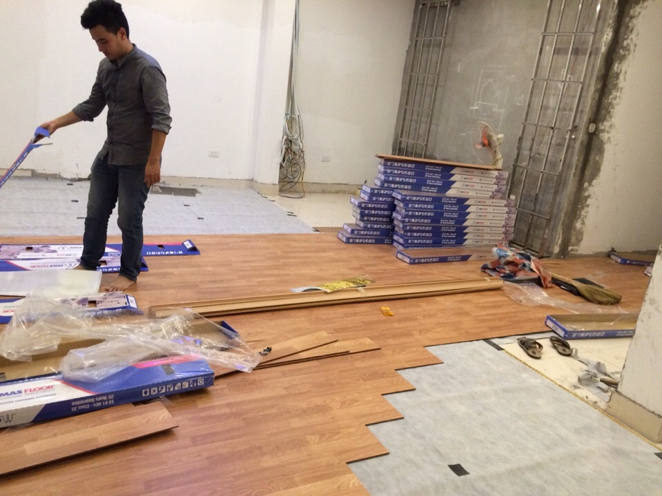 Lưu ý lắp sàn gỗ theo chiều ánh sáng để đảm bảo yếu tố thẩm mỹ