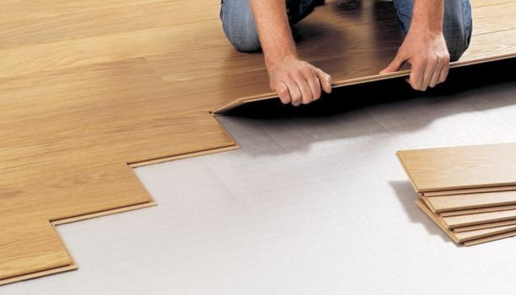 Để sàn gỗ ổn định chất lượng bạn nên xử lý cốt nền bằng phẳng trước khi tiến hành lát