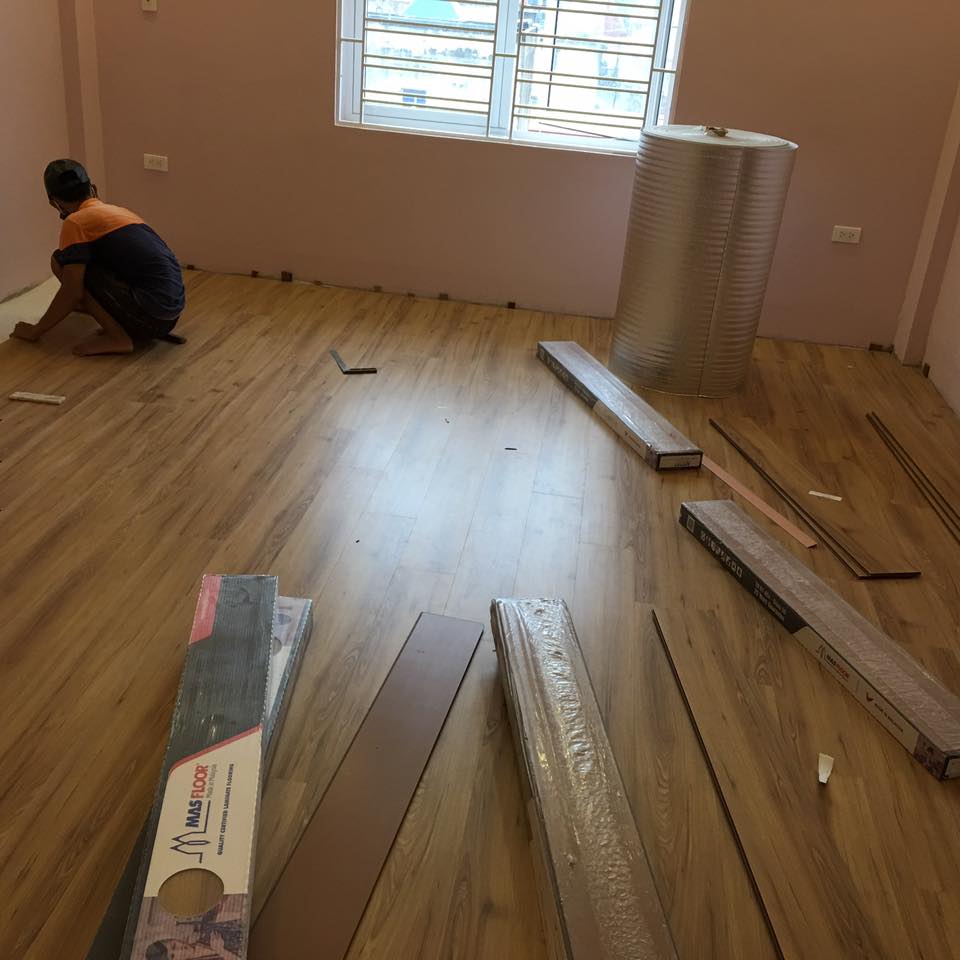 Nhà tôi mới nhận nhà và sàn đã lát gỗ giờ muốn thay sàn mới thì phải làm sao?